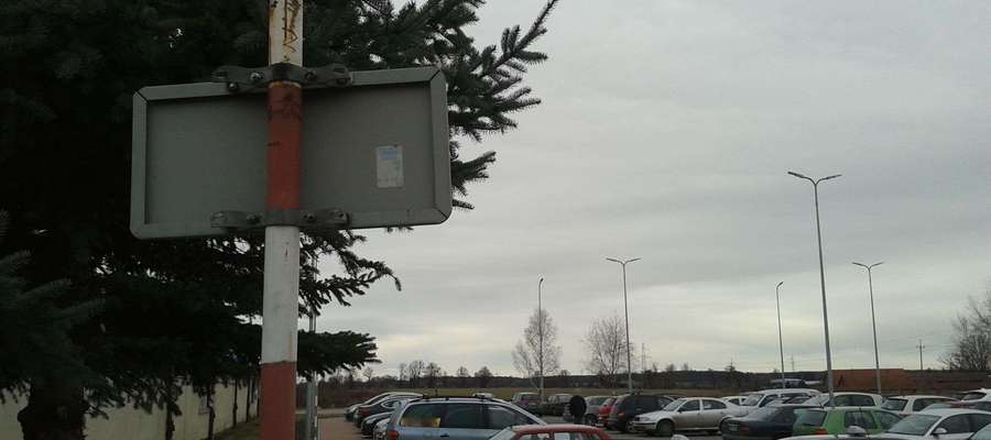 Taki "znak" widzą kierowcy wjeżdżający na parking od strony budynku szpitala w Bartoszycach.