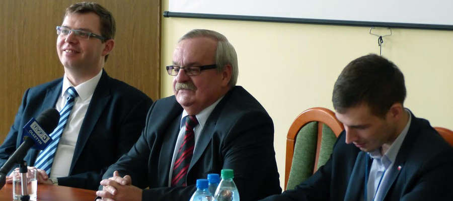 Wojewoda Artur Chojecki (od lewej) zapowiada,  że przynajmniej raz w miesiącu będzie dyżurował w elbląskiej delegaturze