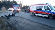 Ciągnik uderzył w motorowerzystę. Wypadek koło Chruściela