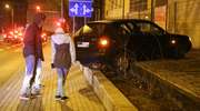 24-latka przeleciała toyotą przez Partyzantów w Olsztynie i zawisła na murku
