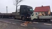 Czołowe zderzenie w Lasecznie na krajowej 16 — kierowca dostawczego daihatsu trafił do szpitala