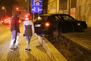 24-latka przeleciała toyotą przez Partyzantów w Olsztynie i zawisła na murku