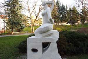 Amor na czatach w pełnej krasie, czyli rzeźby w parku Podzamcze po konserwacji