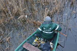 Pracownicy MOSiR w Olecku sprzątali jezioro 