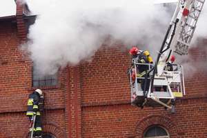 30 strażaków walczyło z pożarem budynku w Lidzbarku [FILM I ZDJĘCIA]