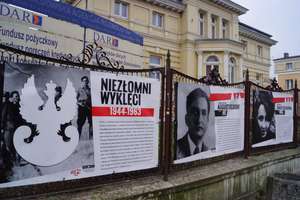Na ogrodzeniu przy ulicy Jagiełły 15 zawieszono ekspozycję „Niezłomni Wyklęci 1944-1963