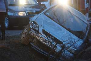 Opel wpadł do rowu i "dachował". Trzy osoby ranne [film, zdjęcia]