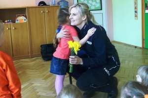 Wizyta policjantki u przedszkolaków