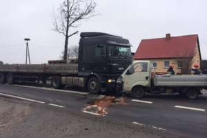 Czołowe zderzenie w Lasecznie na krajowej 16 — kierowca dostawczego daihatsu trafił do szpitala