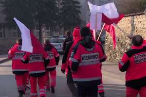 "Ratujemy życie, a zarabiam 1730 na rękę". Protest ratowników medycznych