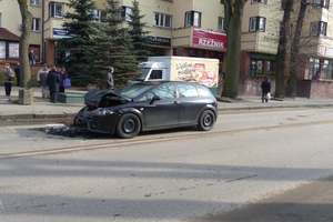 Zderzenie dwóch aut osobowych na skrzyżowaniu w Ostródzie