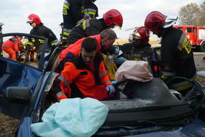 Dwa samochody osobowe zderzyły się koło Ostródy. Trzy osoby zostały ranne 