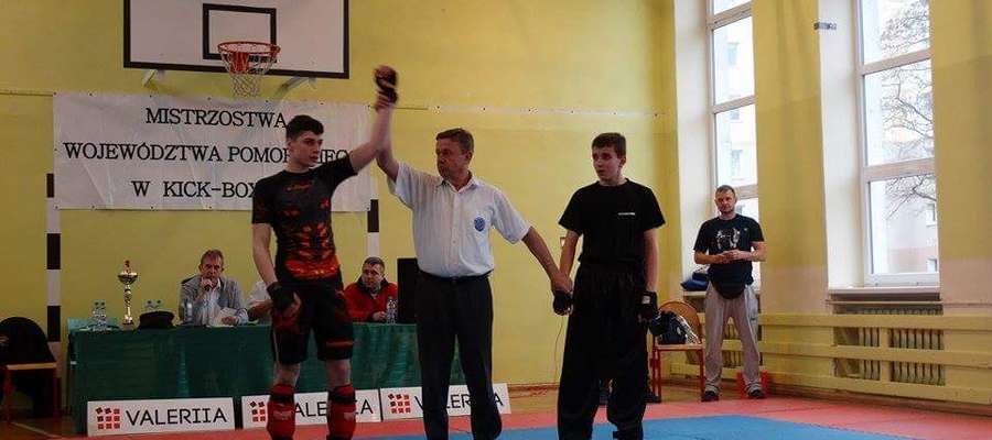 Michał Kuźniak (z lewej) podczas mistrzostw Pomorza w kickboxingu