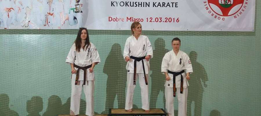 Podium seniorek do 55 kg. Pierwsza z lewej Adrianna Mrówka (Bartoszycki Klub Kyokushin Karate)