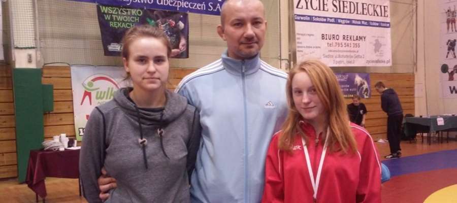 Kamila Czerwińska (po prawej) zdobyła brązowy medal Mistrzostw Polski Juniorek w zapasach kobiet.