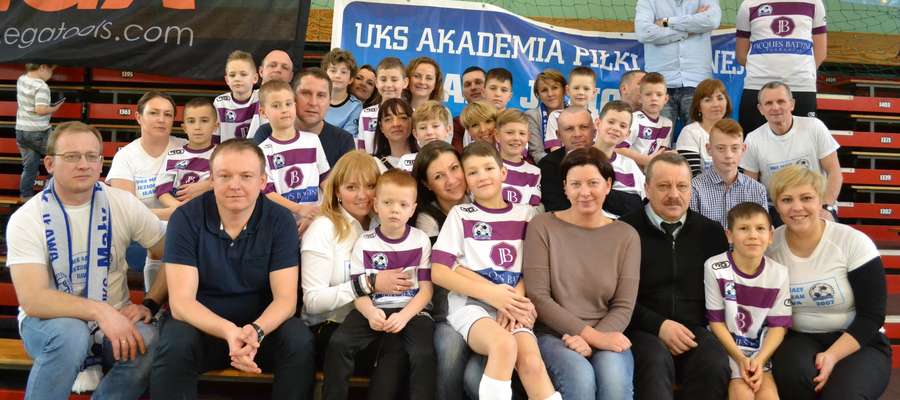 Młodzi piłkarze, ich rodzice i opiekunowie podczas Beniaminek Cup, który został rozegrany w Starogardzie Gdańskim