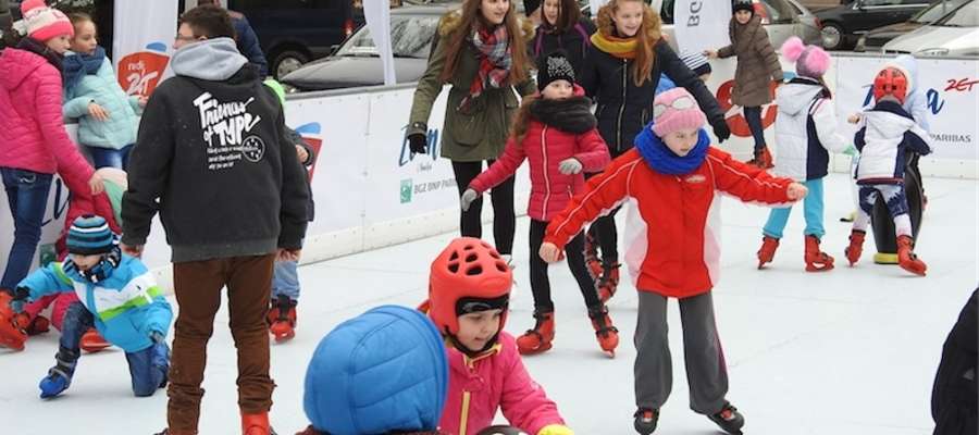 Nowomiejskie lodowisko oblegane przez amatorów jazdy na łyżwach