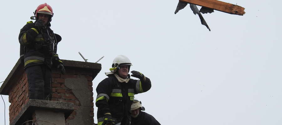Strażacy usuwali nadpalone fragmenty dachu