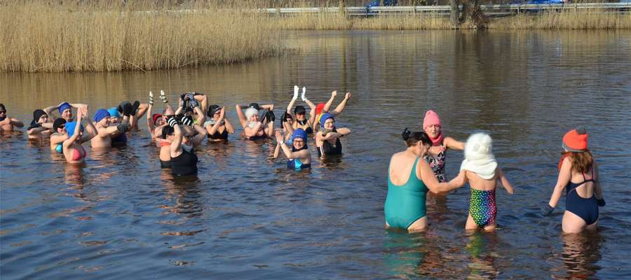
Po biegu ponad 50 osób weszło do zimnej wody. W niedzielę miała ona ok. 4 stopni Celsjusza