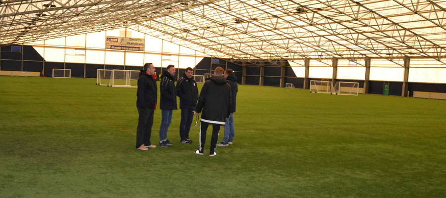 Trenerzy poznali infrastrukturę boiskową na jakiej trenuje młodzież West Bromu, m.in. wielki namiot pokrywający pełnowymiarowe boisko ze sztuczną murawą