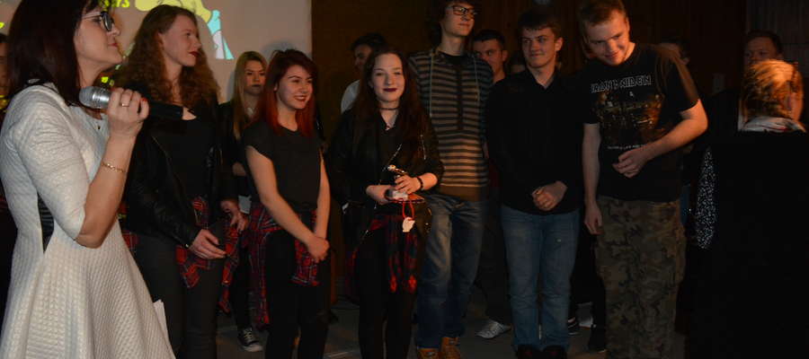 Pierwsze miejsce w konkursie zajęli uczniowie Zespołu Szkół Ogólnokształcących, którzy zaśpiewali w towarzystwie gitar i perkusji utwór House on a hill (The Pretty Reckless). Z lewej przewodnicząca jury, Grażyna Piękos