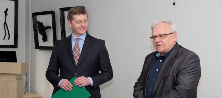 Paweł Lachowicz, prezes Zarządu ZUOK (z lewej) z artystą Markiem Kotem