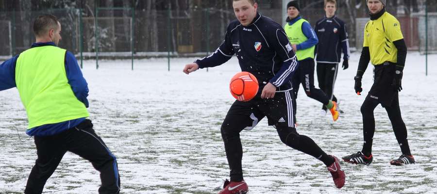 Mecz Victorii Bartoszyce z KS Wojciechy odbywał się w zimowej scenerii