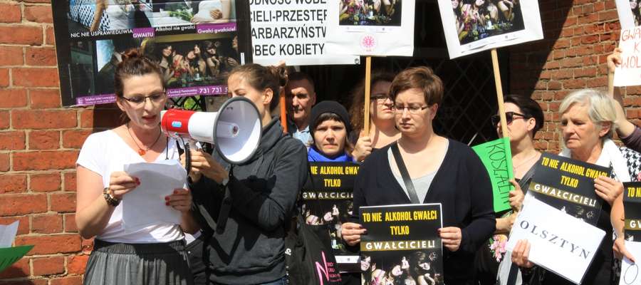 W Elblągu odbyła się pikieta solidarności z Aleksandrą, elbląską tłumaczką, która we wrześniu 2013 roku była molestowana
