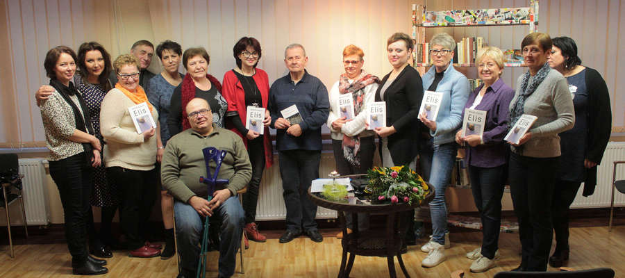 Uczestnicy spotkania (nie wszyscy) z Witoldem Kiejrysem na pamiatkowym zdjęciu.