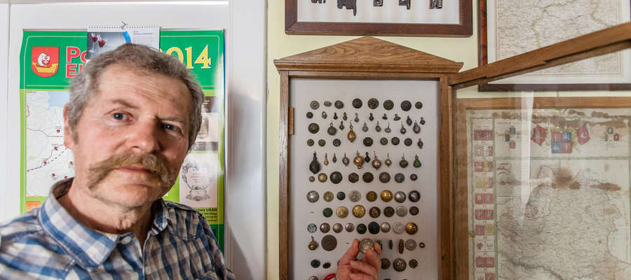 Zbigniew Zajchowski prezentuje część swojej kolekcji guzików herbowych