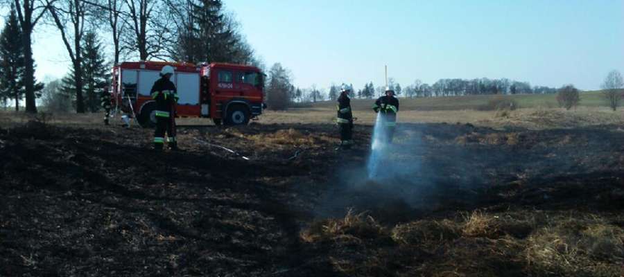 W drugi dzień Świąt Wielkanocnych strażacy OSP Reszel wyjeżdżali dwa razy do palącej się trawy...