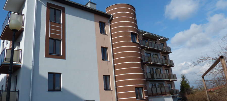 Nowe mieszkania zakupiono w bloku przy ul. Dąbrowskiego 42b (dobudówka do już istniejącego bloku)