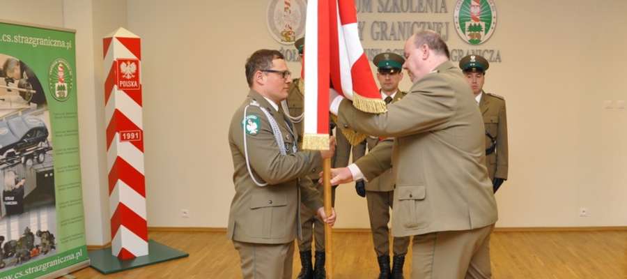 Płk SG S. Kowalewski przekazuje sztandar płk SG M. Stachyrze (po lewej).