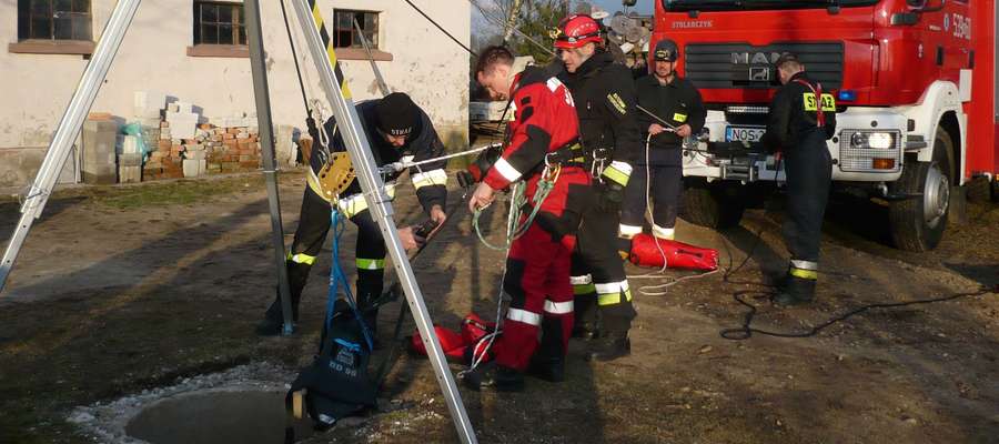 Kota ze studni wyciągnęli strażacy ze specjalistycznej grupy ratownictwa wysokościowego w Olsztynie