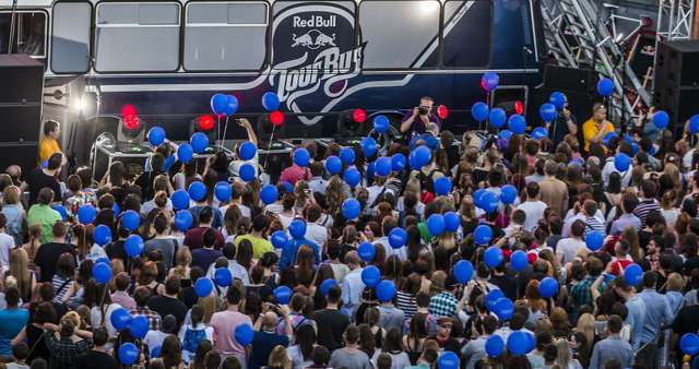 Dawid Podsiadło na dachu muzycznego autobusu Red Bull. Olsztyn wygrał w głosowaniu! - full image