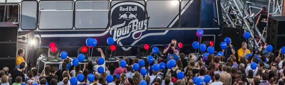 Dawid Podsiadło na dachu muzycznego autobusu Red Bull. Olsztyn wygrał w głosowaniu!