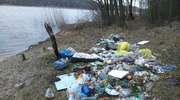 "Mazury cud natury? Nie w tym przypadku". Zaśmiecony brzeg jeziora Redykajny w Olsztynie