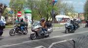 Rosyjscy motocykliści na cmentarzu żołnierzy radzieckich w Braniewie