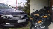 Tona suszu tytoniowego i trzy volkswageny na posesji. Dwaj mężczyźni usłyszeli zarzuty