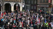 Protest KOD w Olsztynie. Czytano i rozdawano konstytucję