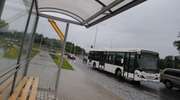 Atak z nożem na przystanku przy Limanowskiego w Olsztynie. Ranny mężczyzna trafił do szpitala