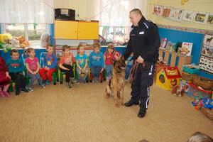Pies służbowy Megi odwiedził przedszkole 