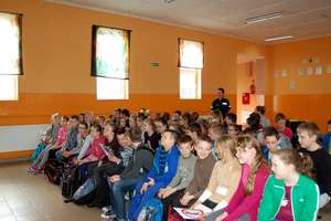 Dopalacze a codzienność – policjantka z wizytą w szkole w Lipowcu