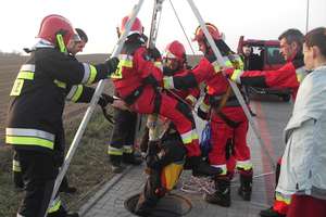 Strażackie ćwiczenia z ratownictwa wysokościowego