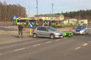 Auto osobowe zderzyło się z motocyklistą w Olsztynie