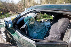 Wypadek na Fromborskiej. Pijany 18-latek uderzył w dwa drzewa, auto rozpadło się na pół [zdjęcia]