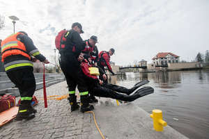 Strażacy ćwiczyli na rzece ratowanie tonących