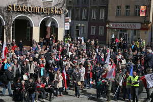 Protest KOD w Olsztynie. Czytano i rozdawano konstytucję