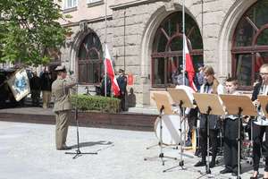 Dzień Flagi w Olsztynie. Setki flag, kotylionów oraz wspaniały tort
