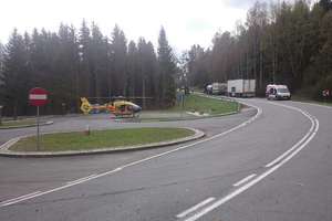 Wypadek na trasie Mrągowo-Giżycko. Motocyklistę przetransportowano śmigłowcem do szpitala